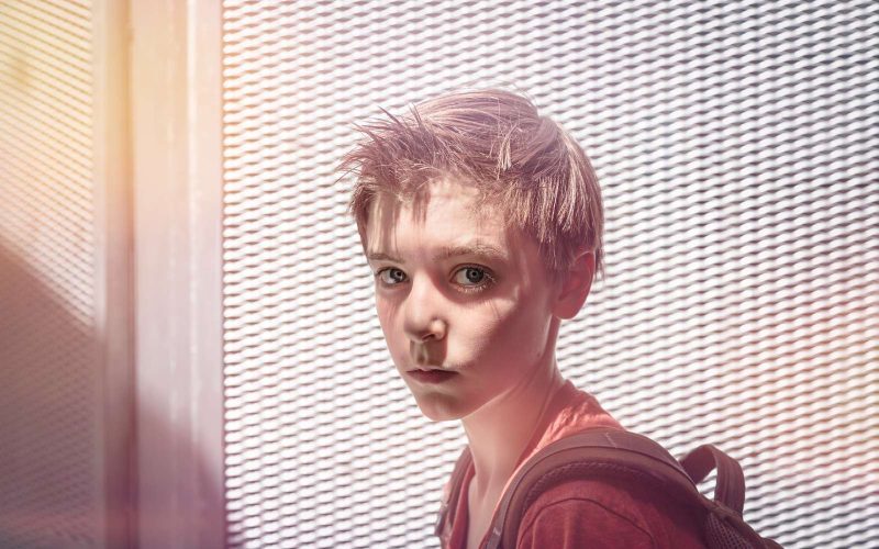 Lyshåret dreng kigger ind i kameraet