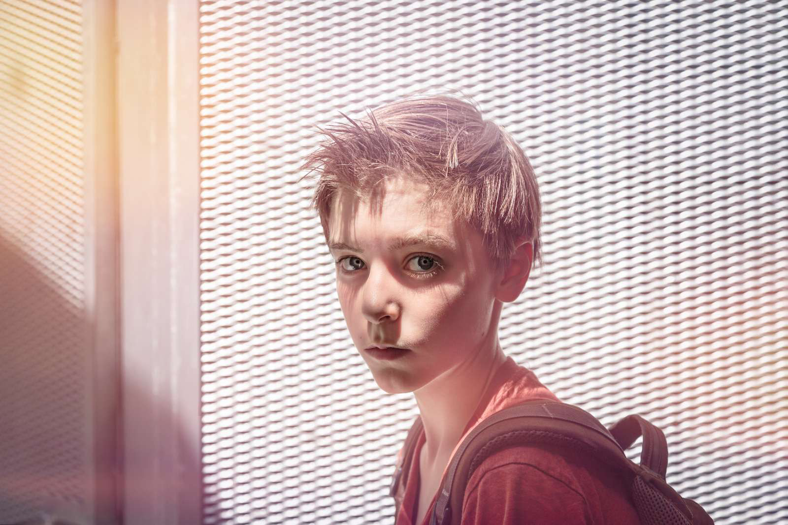 Lyshåret dreng kigger ind i kameraet