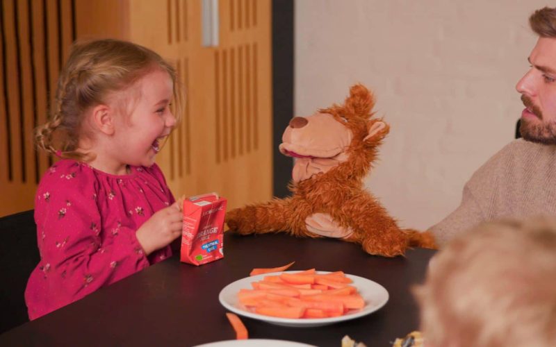 Lyshåret piger grines mens hun taler med Solbjørn