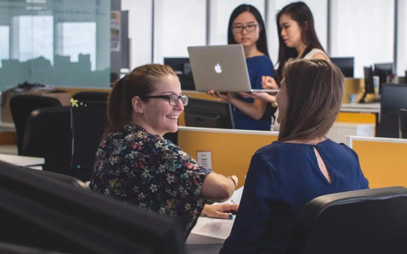 To PAU-elever sidder og taler