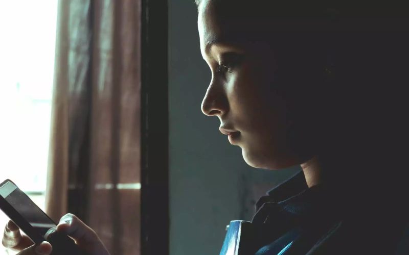 Pige kigger på sin mobil