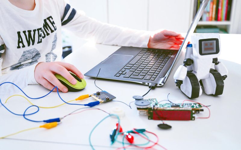 Barn der bruger en laptop