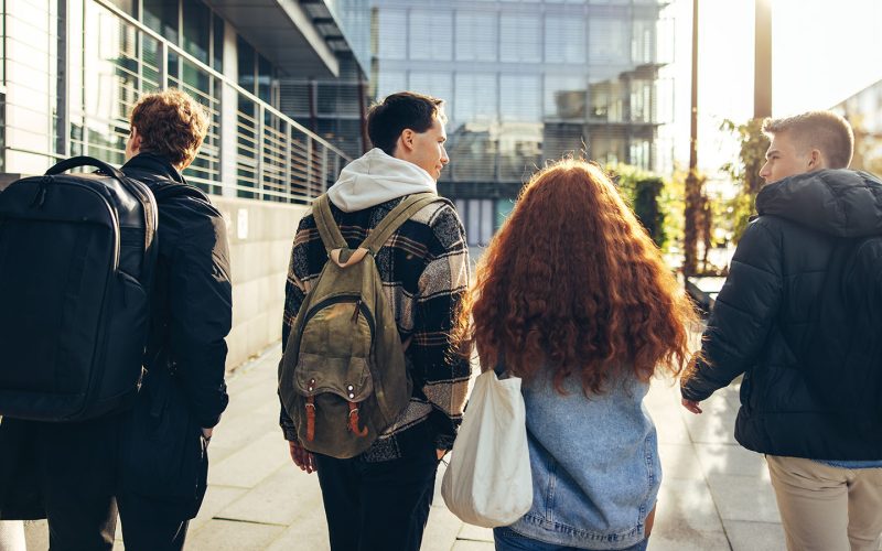 Fire unge set bagfra