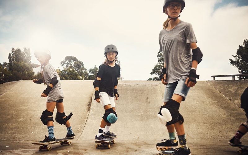 Børn står på skateboard