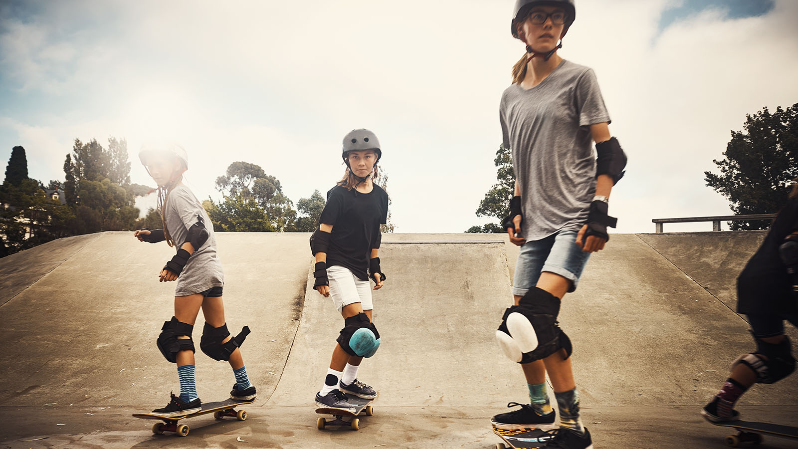 Børn står på skateboard