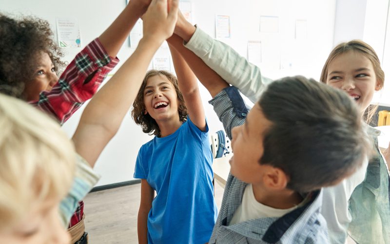 Børn der giver high five til hinanden